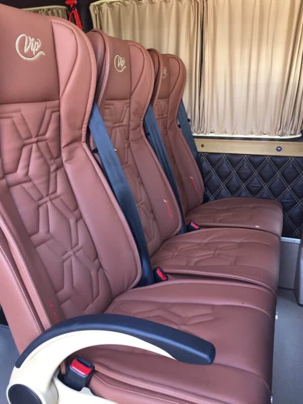 Коричневые кожаные кресла VIP с ремнями безопасности и стёганой отделкой борта